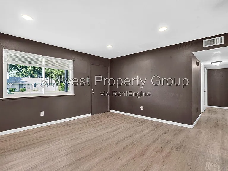 690 Central Pkwy — Photo 3