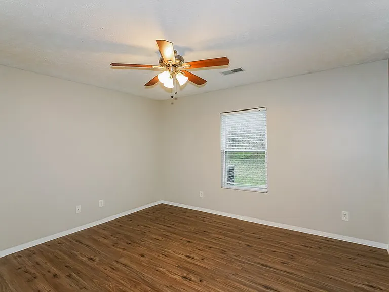 2814 Creekbend Dr — Photo 9