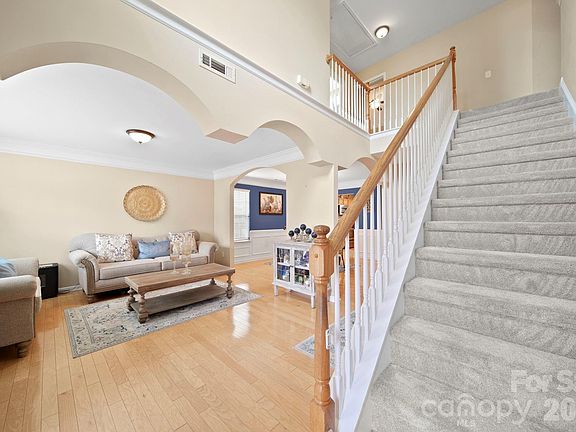 4th image of 626 Winding Branch Rd