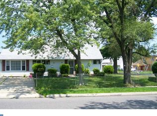 31 Red Cedar Dr, Levittown, PA 19055