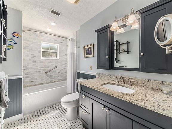 4th image of 1563 NW Pine Lake Dr