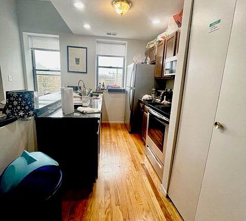 4th image of 3055 N Sheffield Ave APT 3C