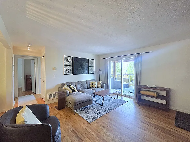 202 E Rockwood Blvd #2 — Photo 3