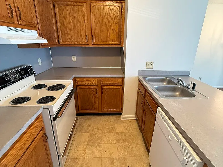 104 W Victoria Ct #F — Photo 7