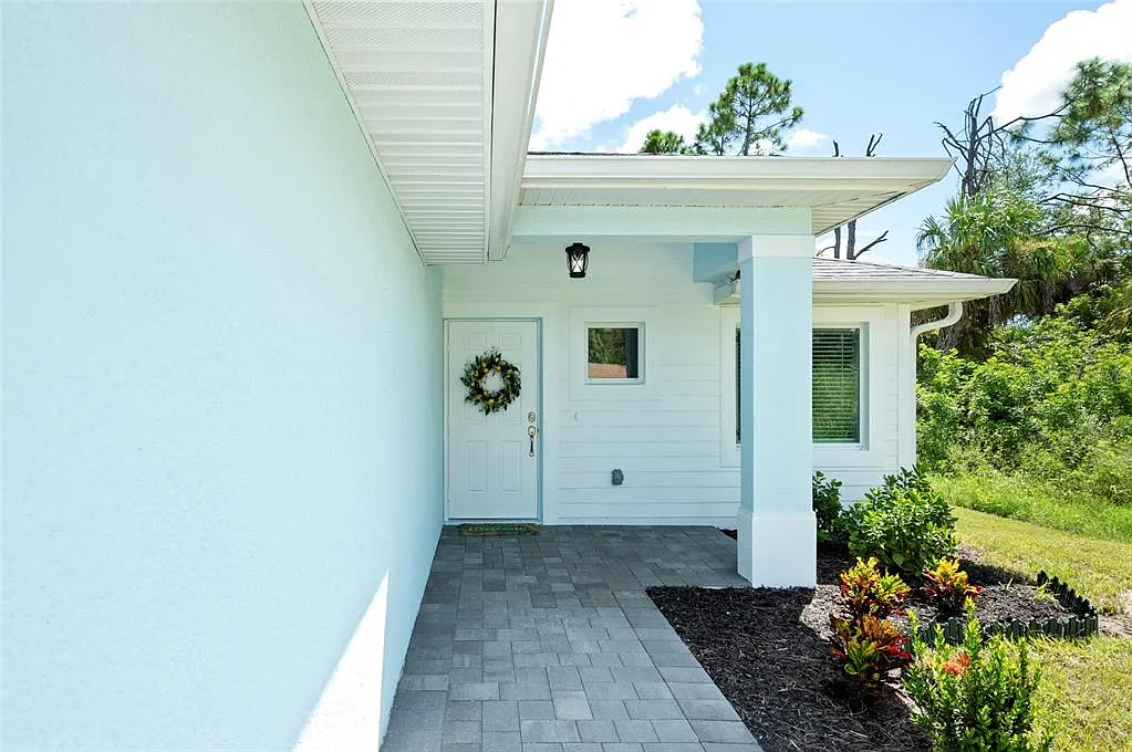 3 bed, 2.0 bath, 1247 sqft, $2,200 — Photo 2