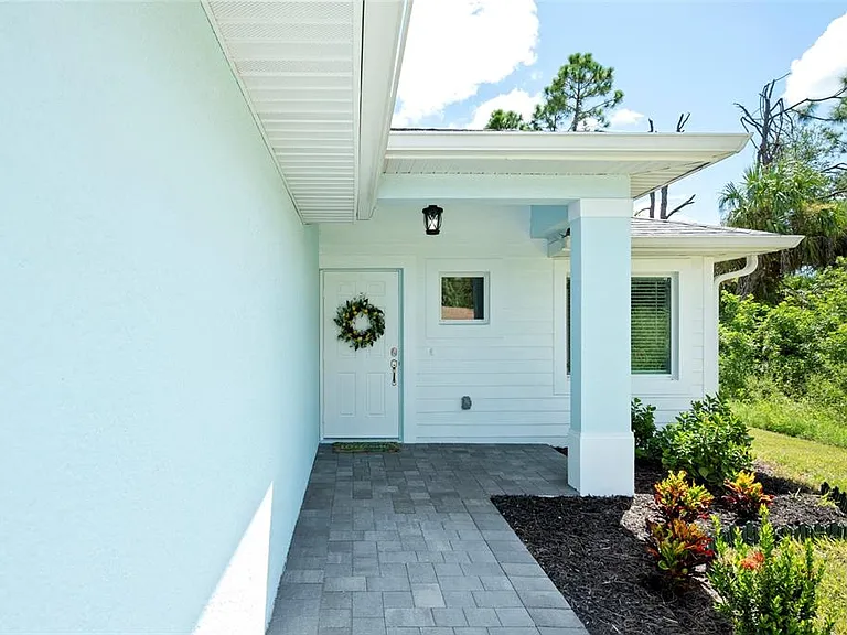 2098 Como St — Photo 2