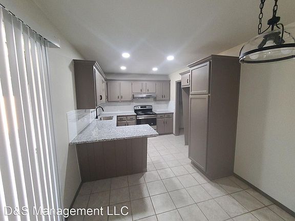 4th image of 9913 S Winston Way