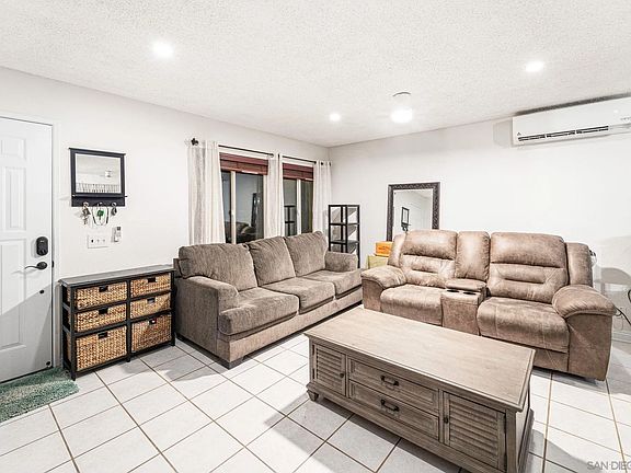 5th image of 2848 Quadra Ave