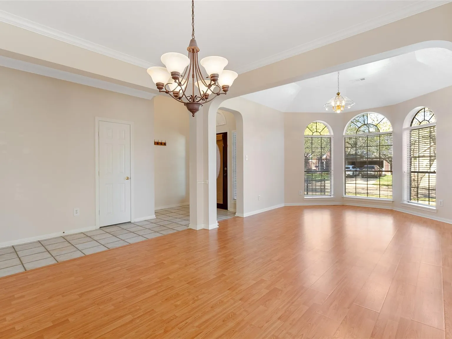 3 bed, 2.0 bath, 2315 sqft, $2,350 — Photo 3