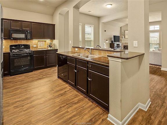 5th image of 2610 Kimbolton Dr