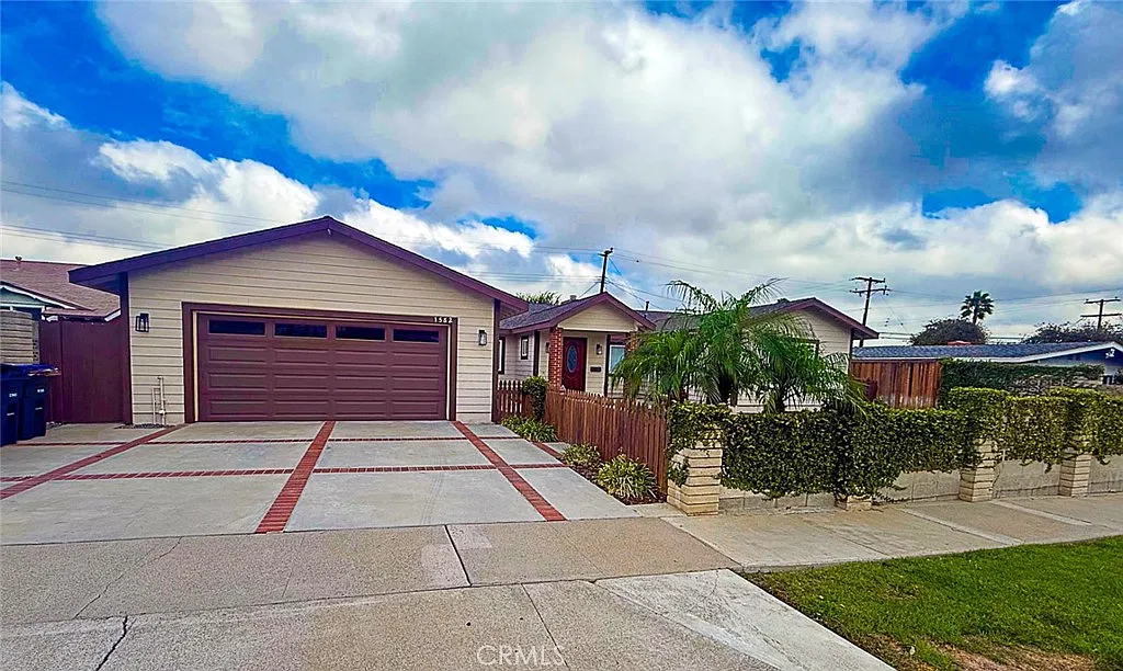 4 bed, 4.5 bath, 2600 sqft, $7,200 — Photo 1