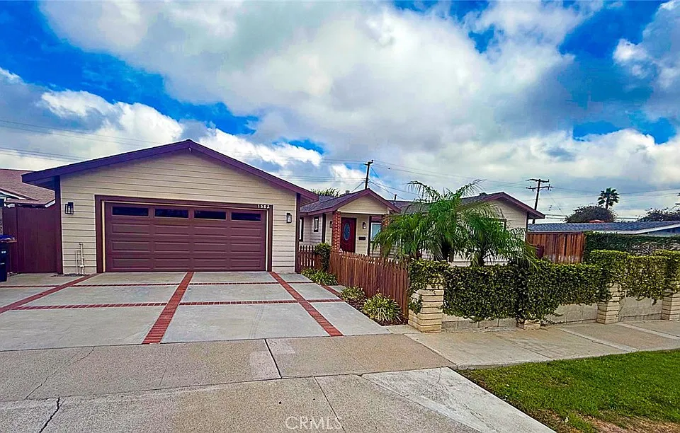 1582 Elm Ave