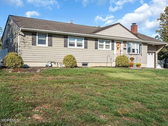 4th image of 135 Irwin Place