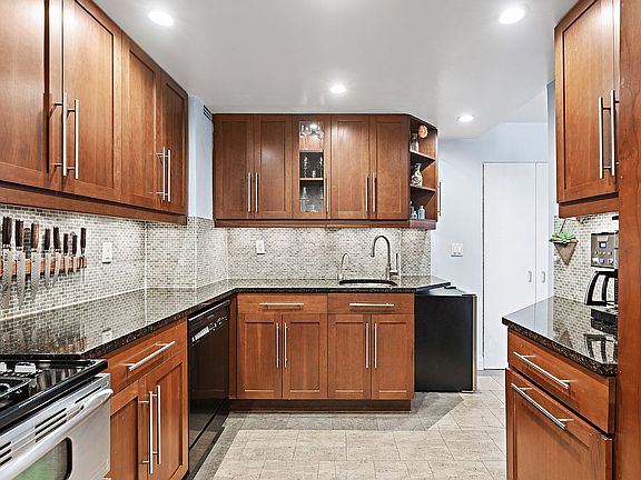 4th image of 301 E 69th St APT 8K