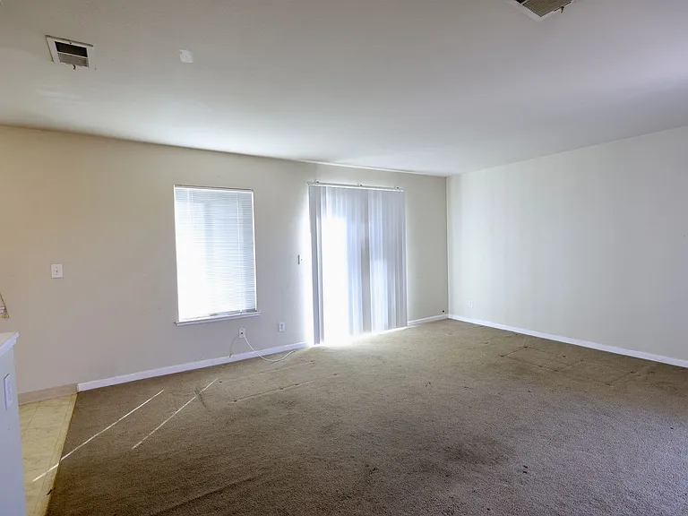 208 Grant Ave — Photo 5