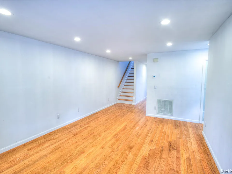 15B Mohegan Ave #B