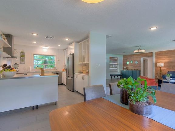5th image of 535 W Florence Ave