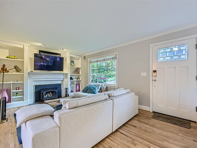 6202 38th Ave NE — Photo 7