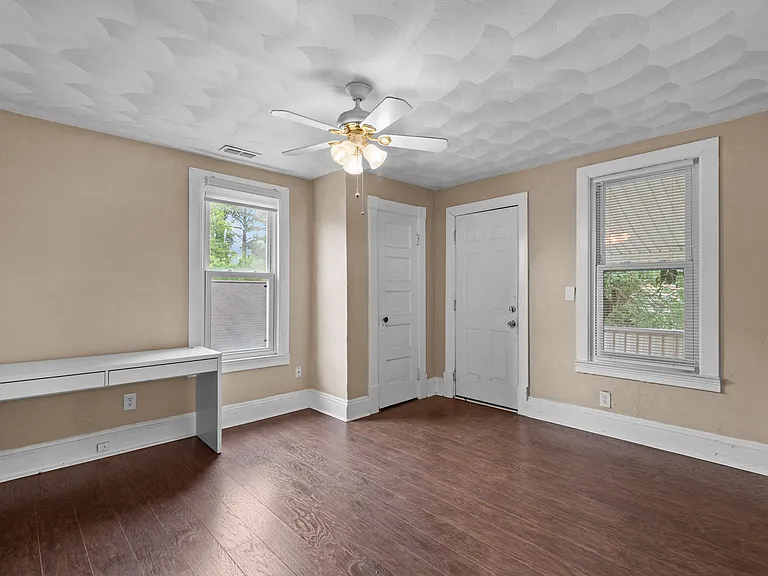 635 W 29th St — Photo 20