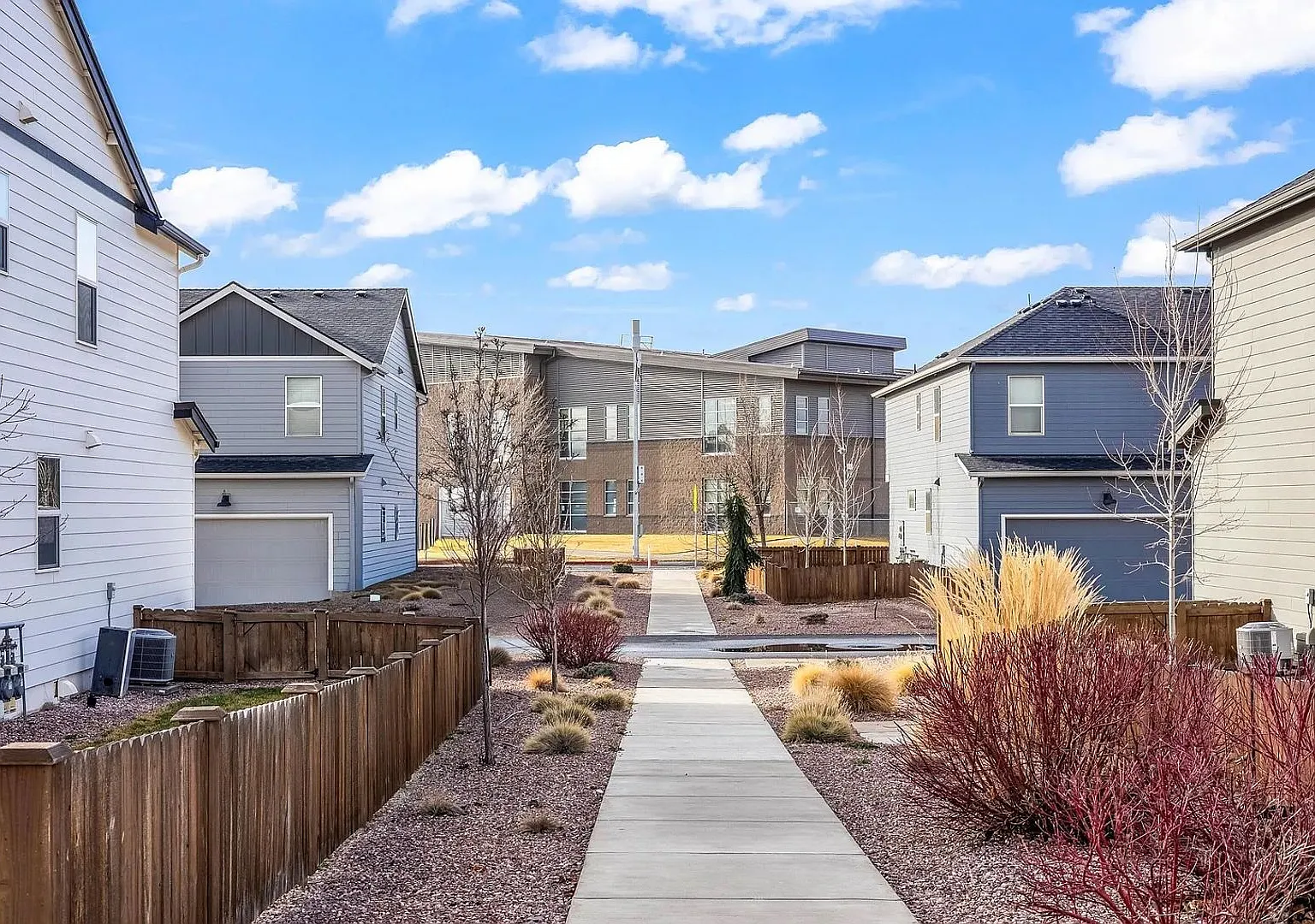 2 Story Townhouse with Central AC — Photo 2