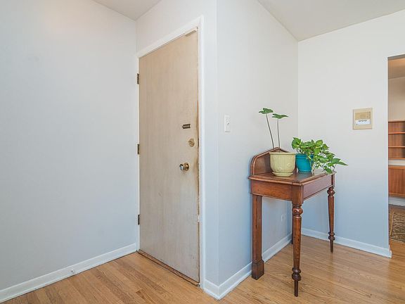 3rd image of 1231 W Lunt Ave APT 3S