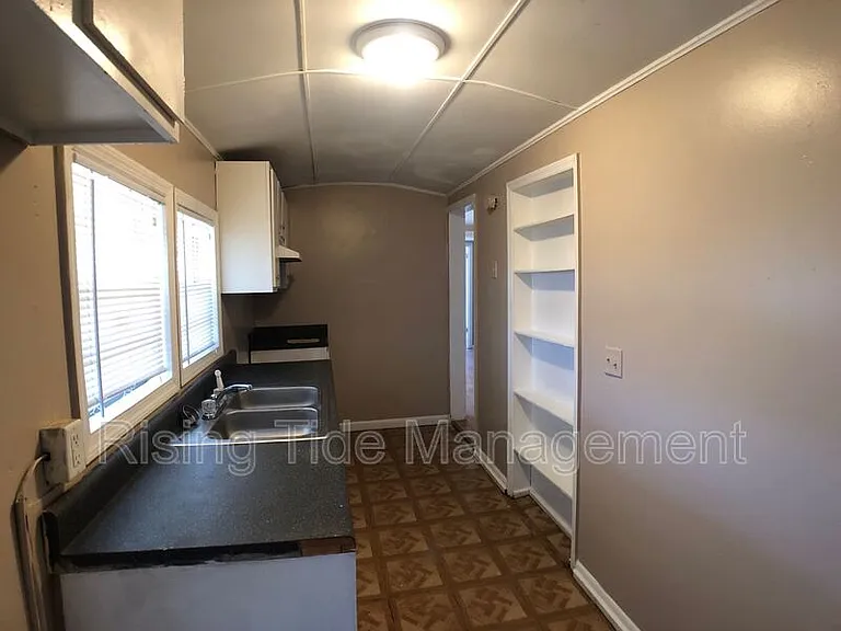 1208 Waverly St — Photo 3