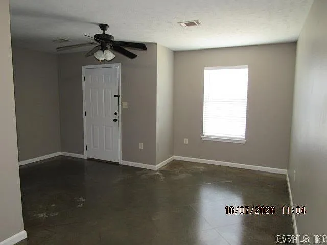 3 bed, 2.0 bath, 1060 sqft, $1,300 — Photo 2