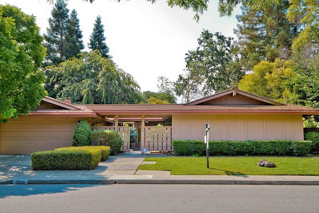 4 bed, 2.5 bath, 2292 sqft, $5,400 — Photo 1