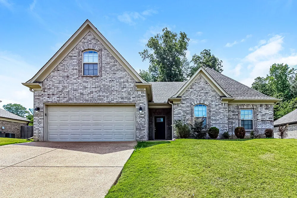 4 bed, 2.0 bath, 2300 sqft, $2,580 — Photo 1