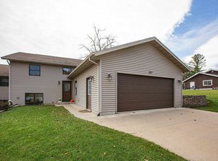 327 W North St, Dodgeville, WI 53533