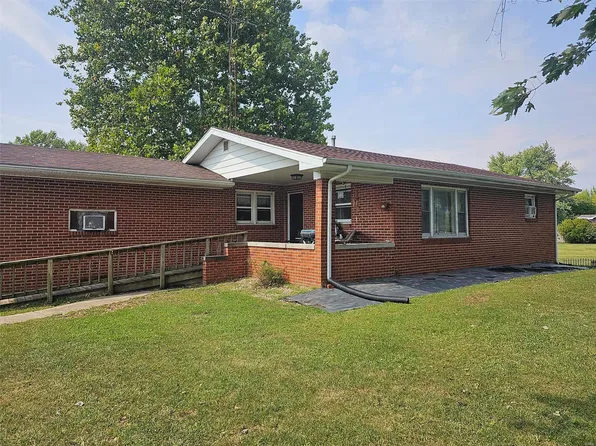 901 Elm St, Hillsboro, IL 62049