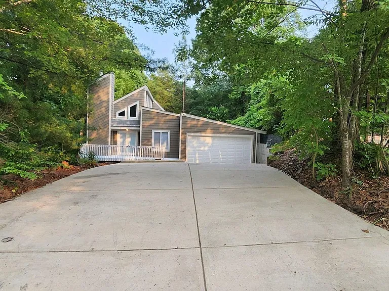 8006 Briardale Dr — Photo 2