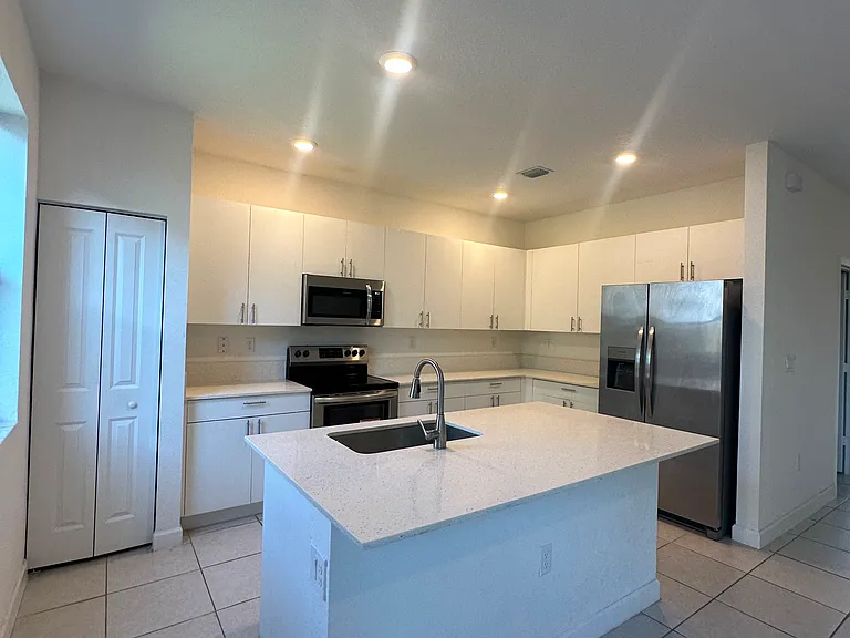 2616 SE 10th St #10 — Photo 2