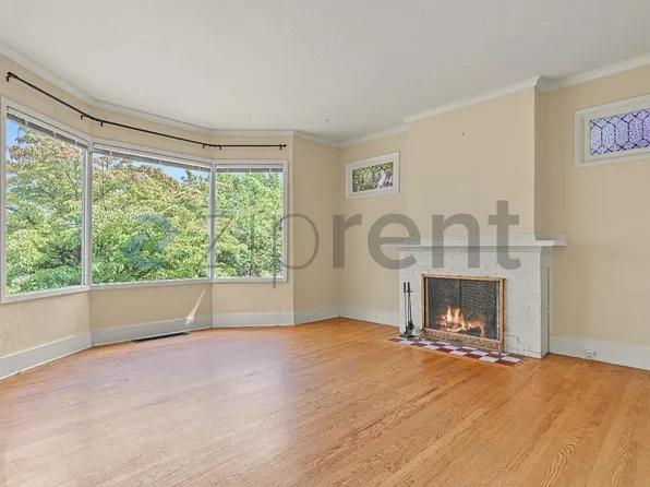 3825 S West View Point Ter #A, Portland, OR 97239