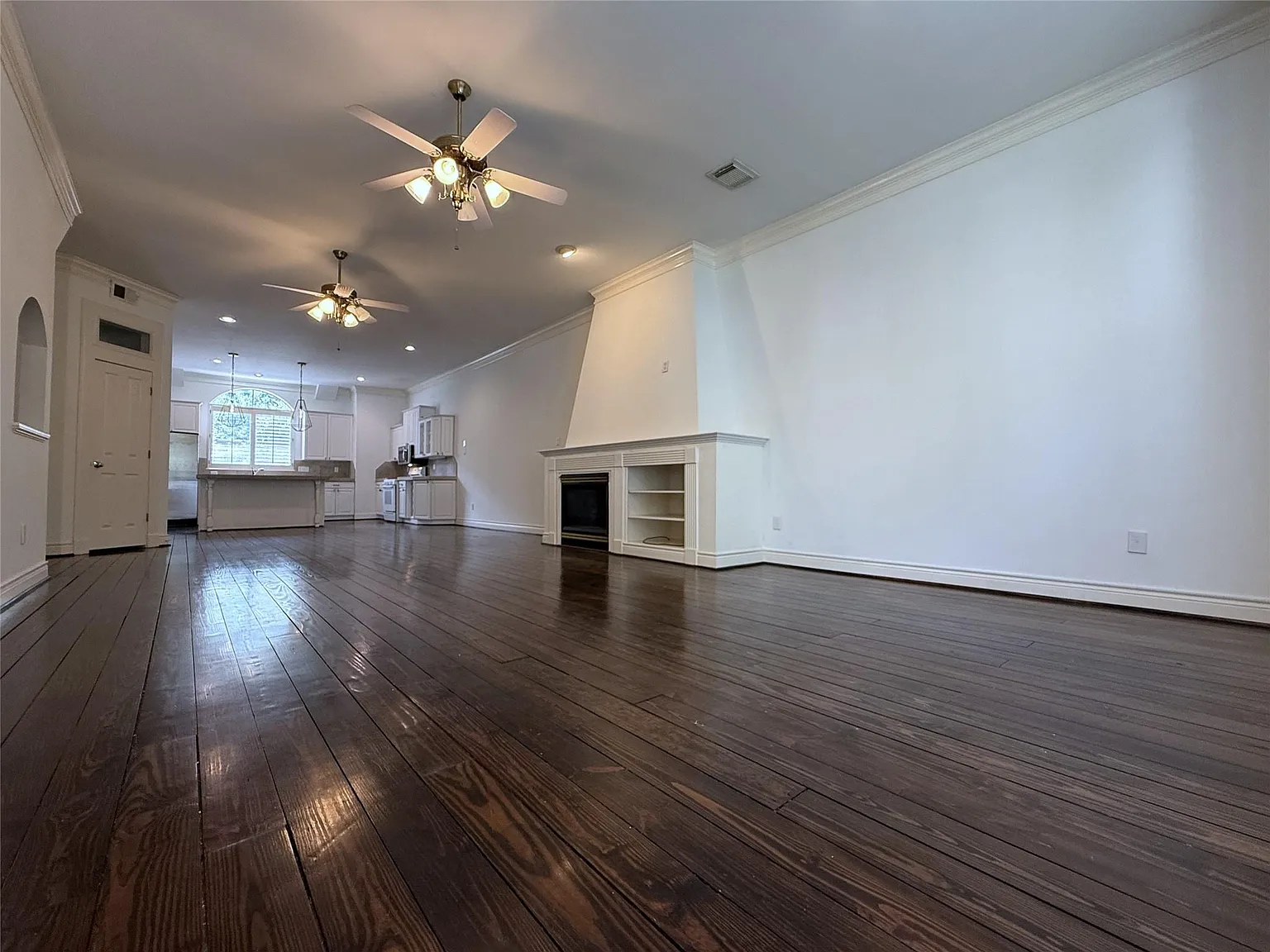 3 bed, 2.5 bath, 2313 sqft, $2,850 — Photo 3