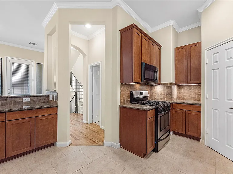 4217 Koehler St — Photo 10