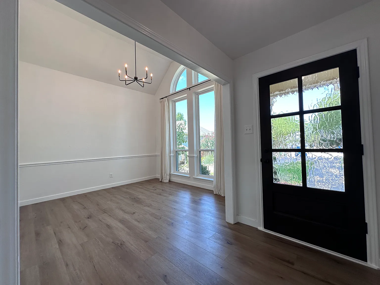 3 bed, 2.5 bath, 2089 sqft, $3,700 — Photo 3