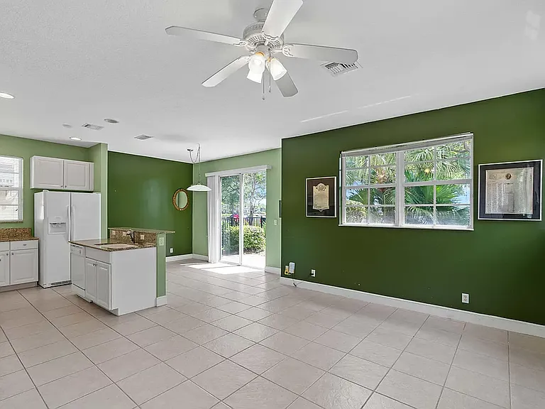 558 Tomahawk Ct — Photo 4