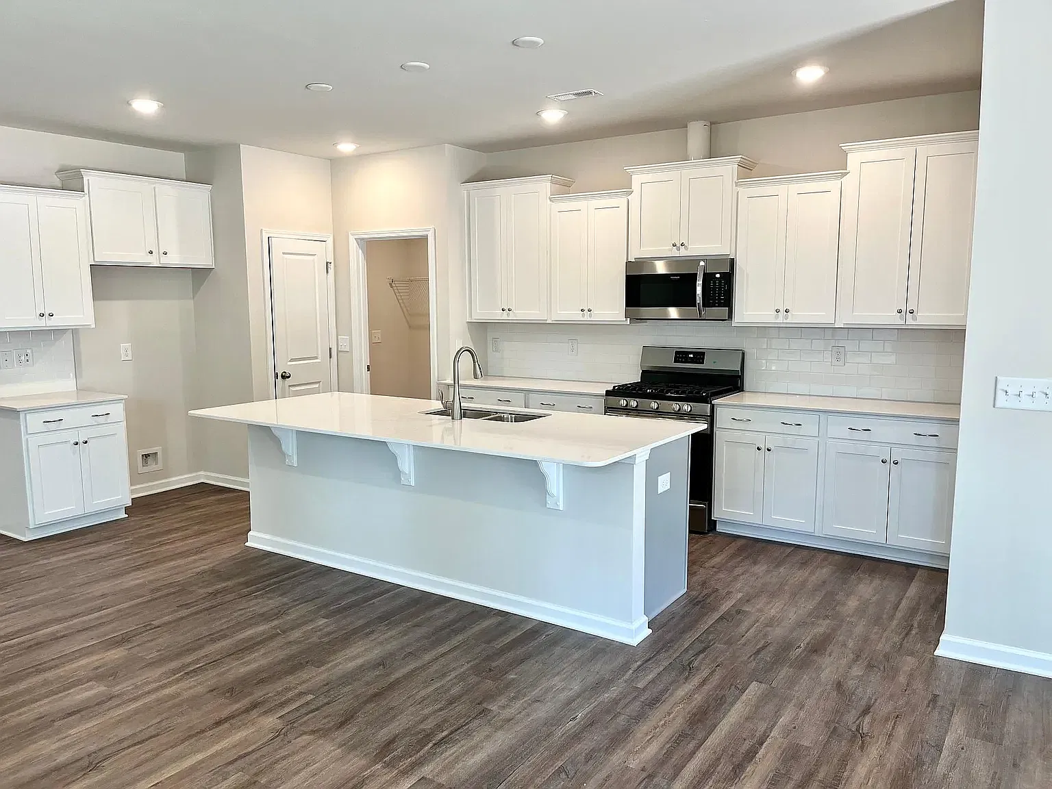 4 bed, 2200 sqft, $2,300 — Photo 4