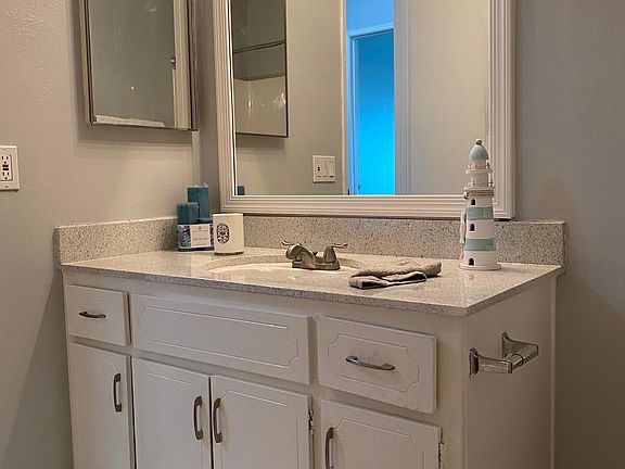 4th image of 128 Hill Dr #202