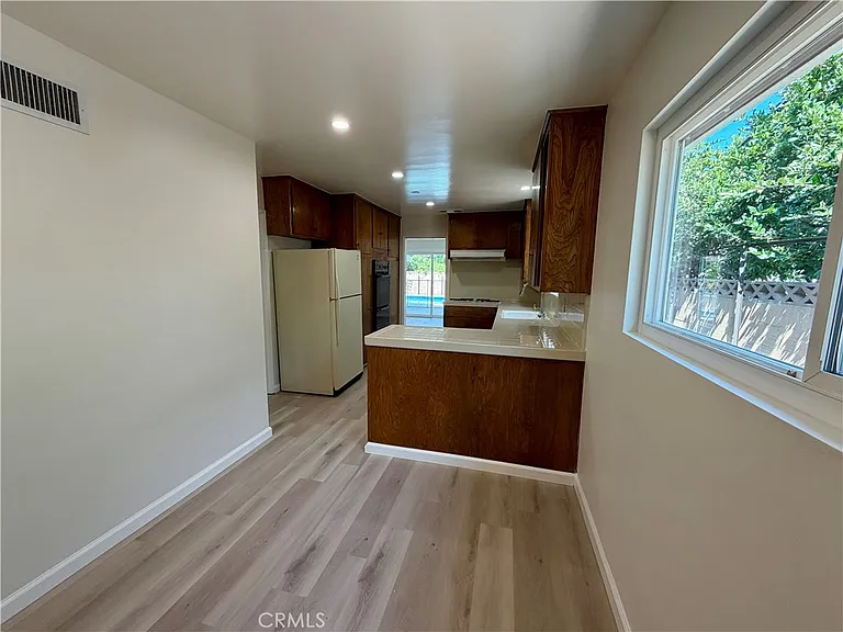 6621 Whitman Ave — Photo 10