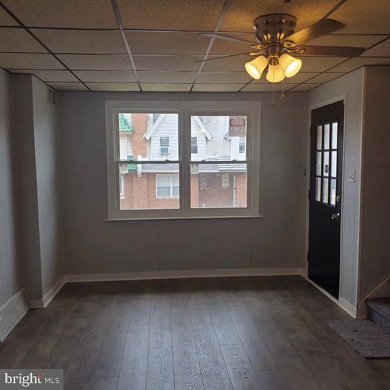 3 bed, 1.0 bath, 970 sqft, $1,500 — Photo 2