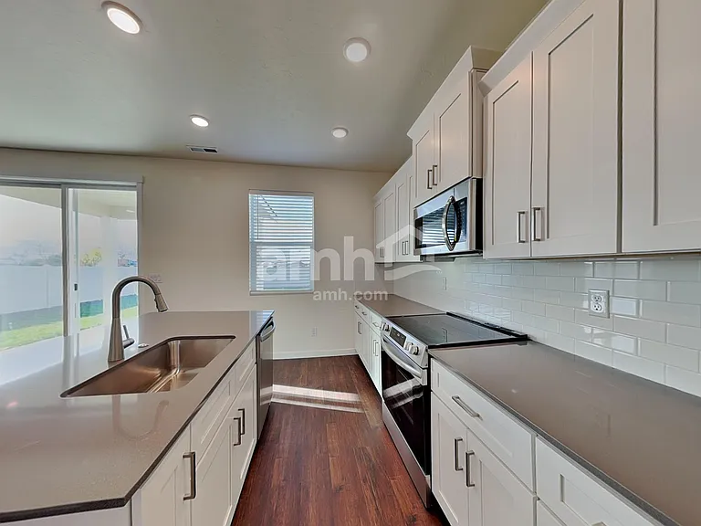 1519 N Barkvine Ave — Photo 3