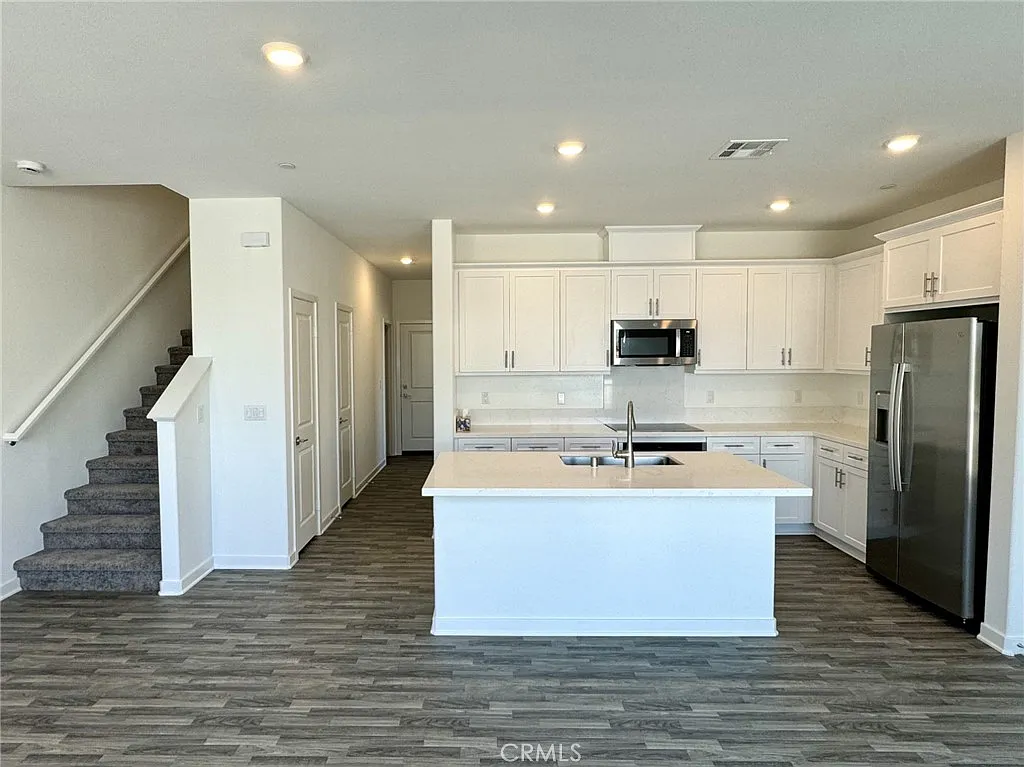 3 bed, 1309 sqft, $3,200 — Photo 4