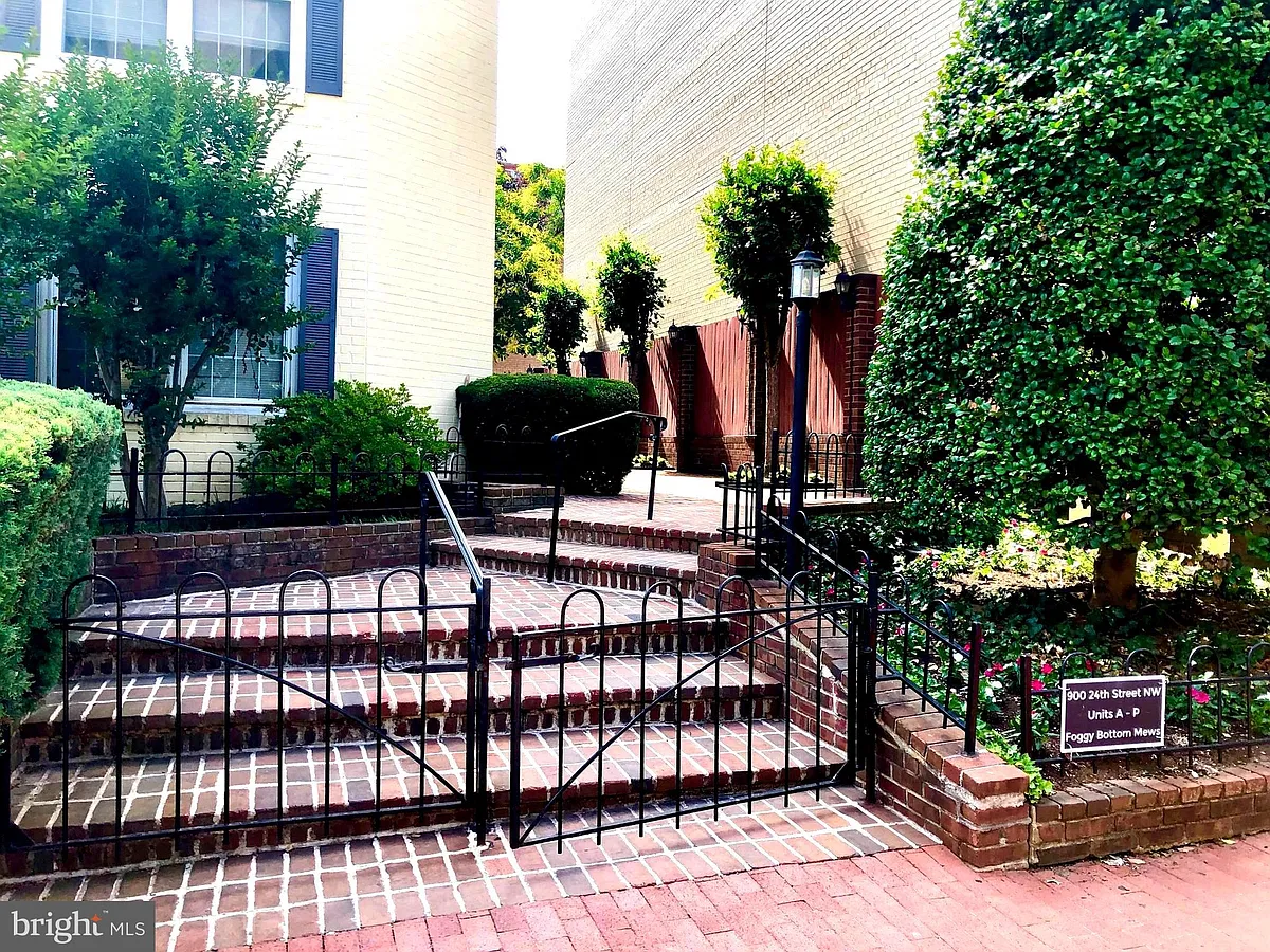 Building Photo - 900 24th St NW #N