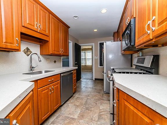 5th image of 310 Sloan St
