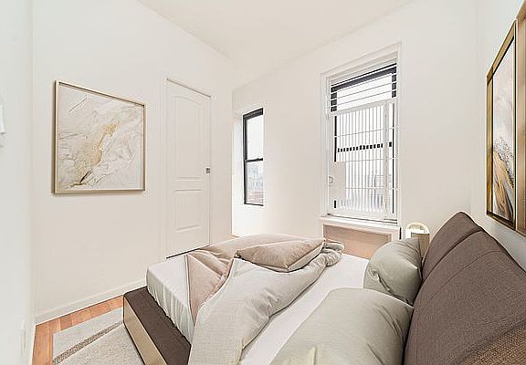 2nd image of 153 Norfolk St APT 4g
