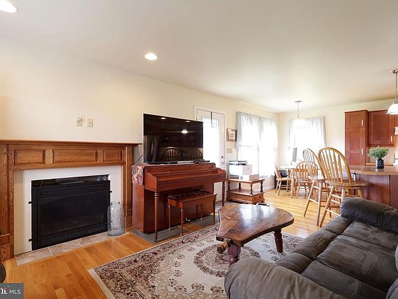 5th image of 5445 Lucy Ln
