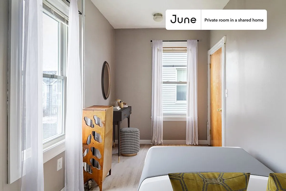 Full bedroom in 5 bed/1 bath home in Somerville #1702 E — Photo 1