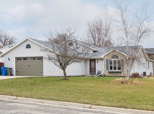 1101 Crestview Dr, Watertown, WI 53094